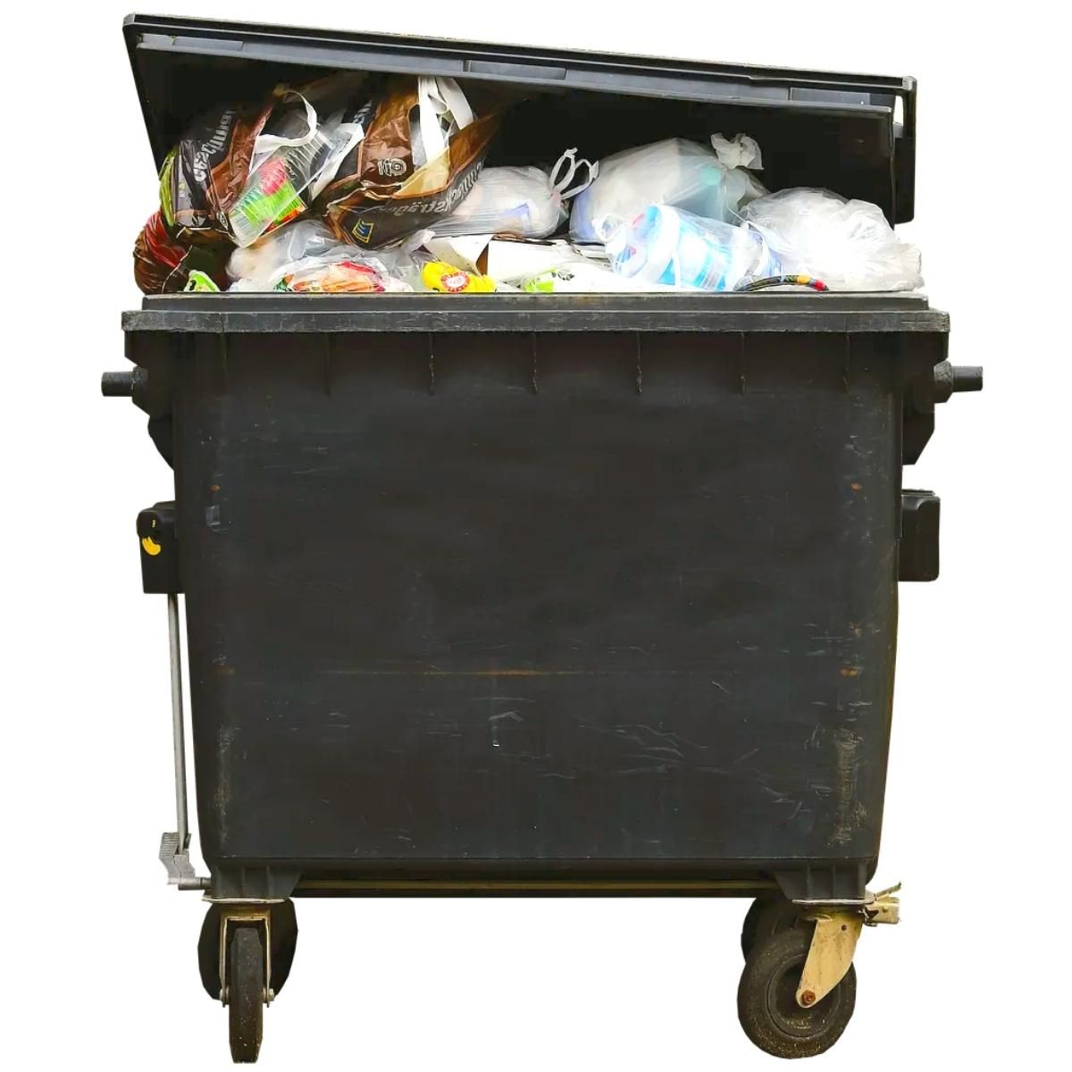 Foto sobre fondo blanco de un contenedor de basuras de color gris dónde va la basura que no se recicla.