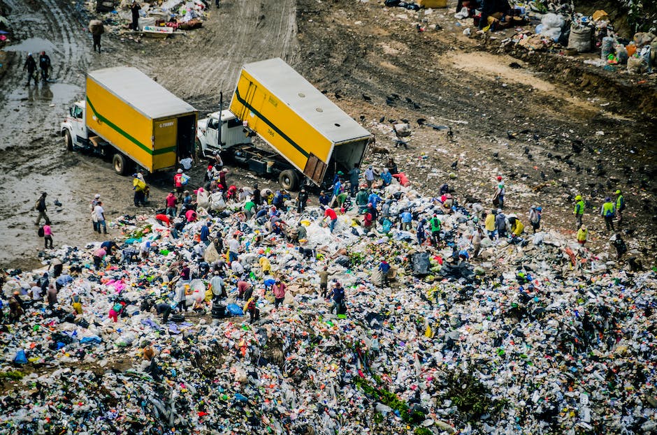 Foto de camiones en un vertedero de basuras.