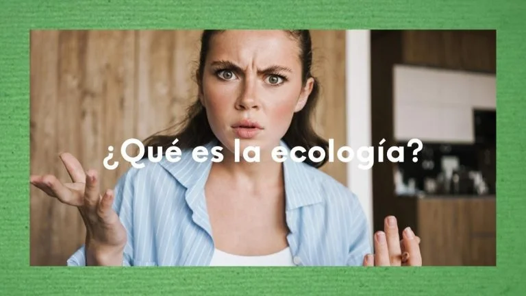 ¿Qué es la ecología? ¿Cuáles son sus características? 10 Imagen con una foto de una mujer con cara dubitativa y la pregunta sobreimpresa: ¿Qué es la ecología?