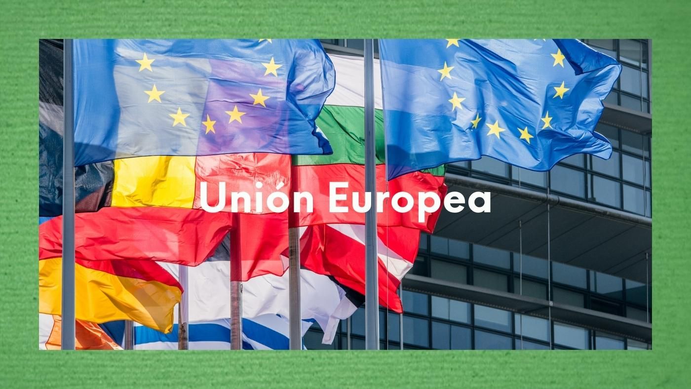 Foto de las banderas en la sede de la Unión Europea.